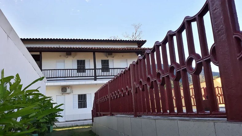 ESTÚDIO EM MARESIAS COM AR CONDICIONADO E PISCINA